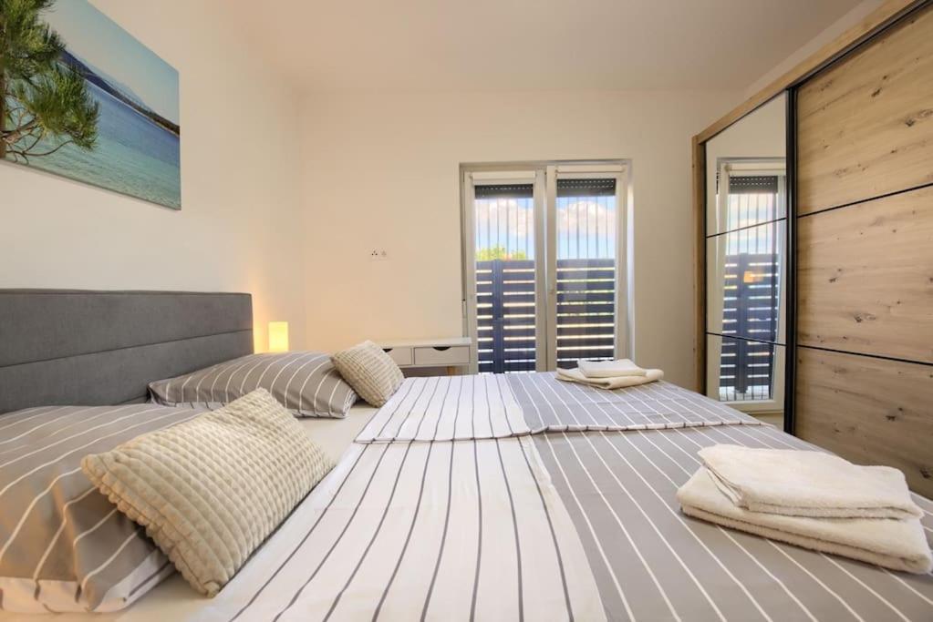 Apartment Sunrise Fuer 6 Personen In Pula-Stinjan Extérieur photo